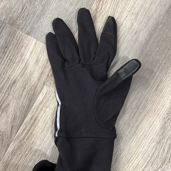 NWOT. LULULEMON gloves - Picture 2 of 5